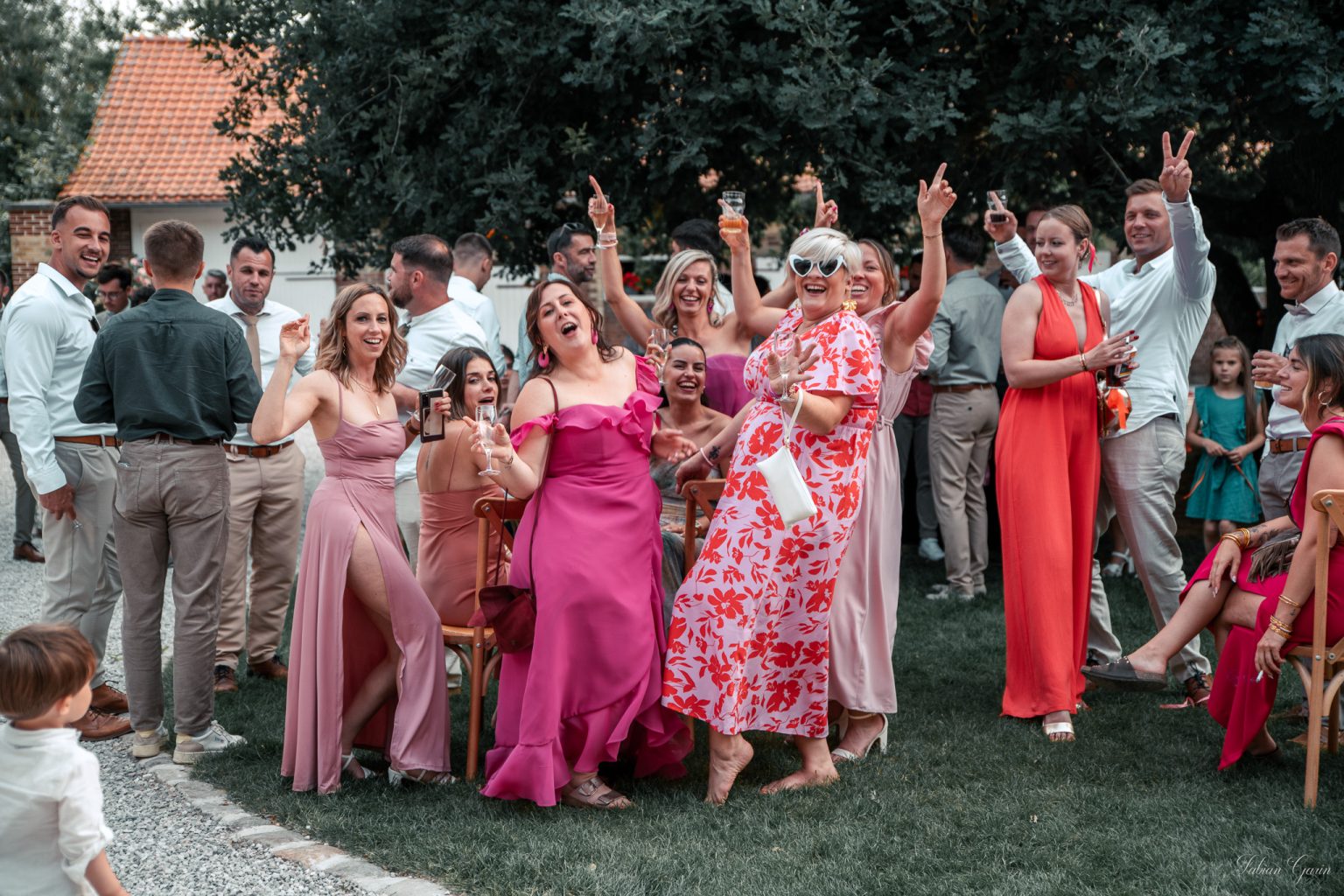Photographe de mariage à Renescure – Photo de groupe avec les demoiselles d’honneur au château de Zuthove, le 31 mai 2025.