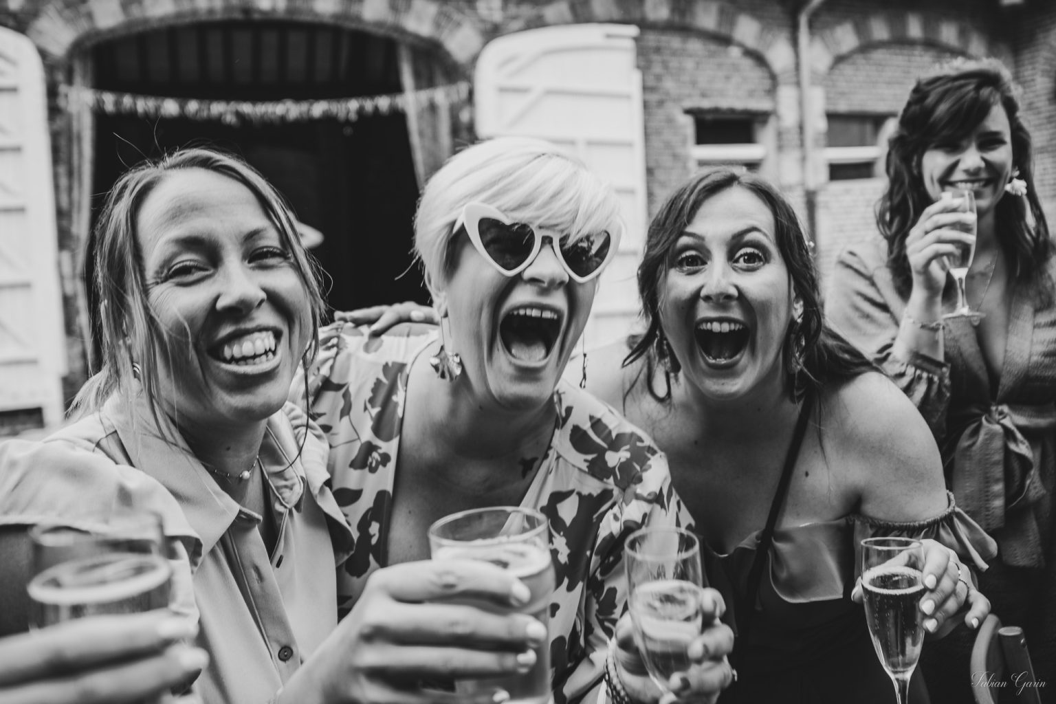 Photographe de mariage à Renescure – Invités souriants en noir et blanc au château de Zuthove, le 31 mai 2025.