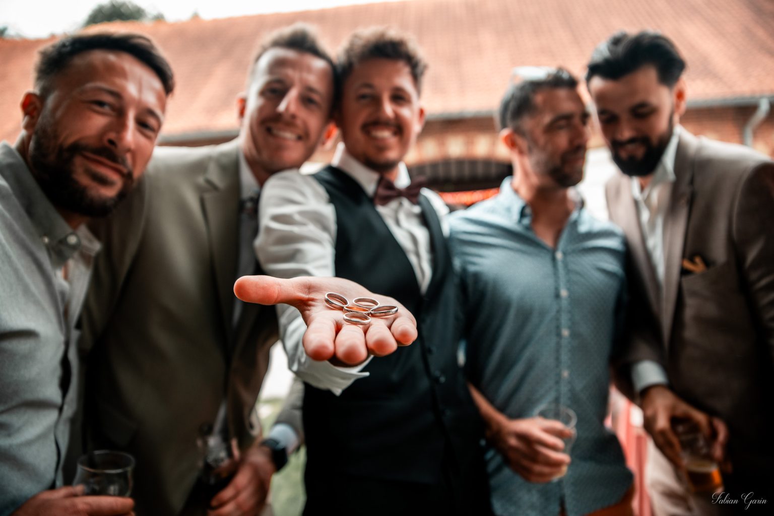 Photographe de mariage à Renescure – Témoins et amis partageant un moment complice au château de Zuthove, le 31 mai 2025.