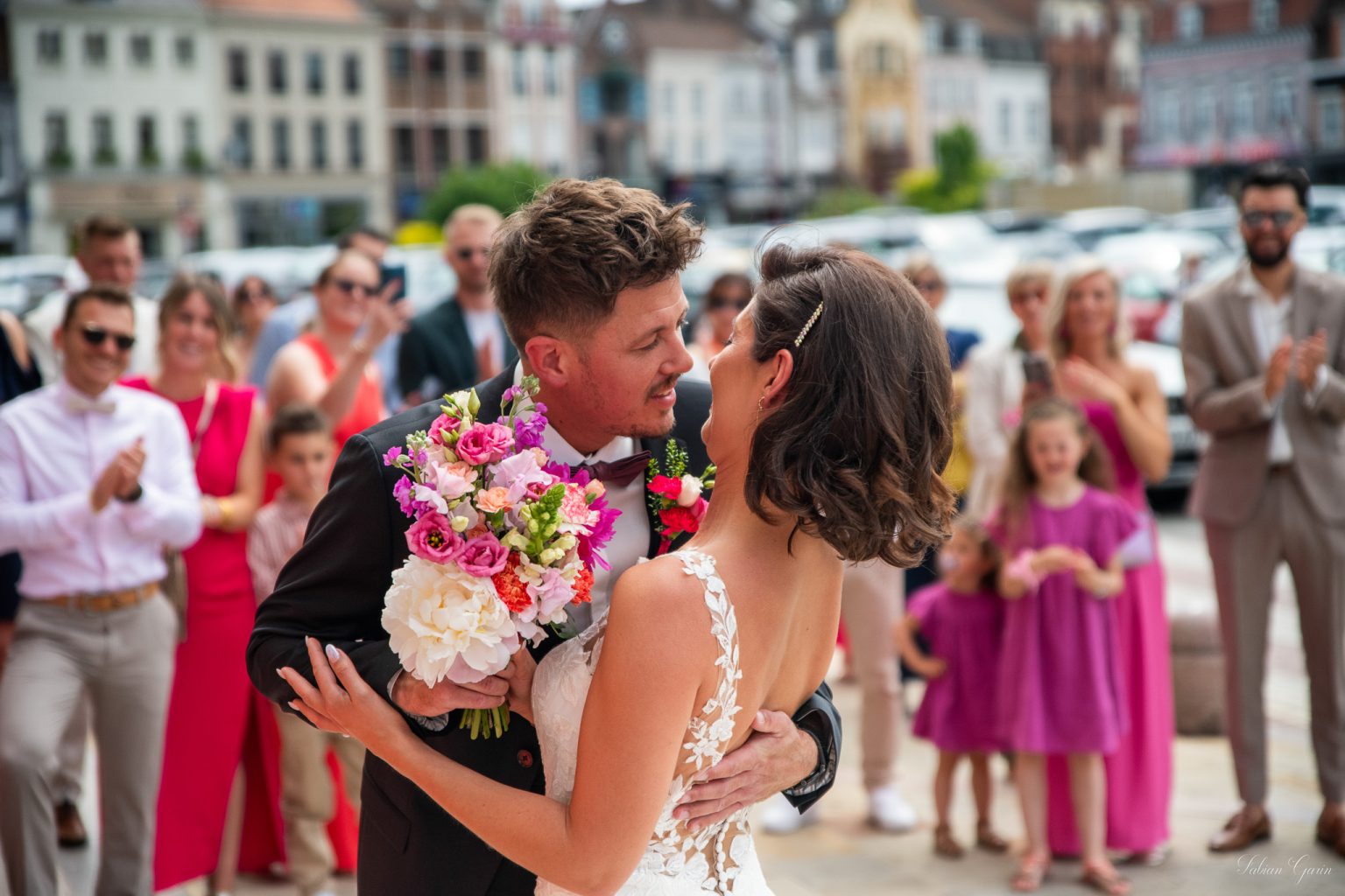 Photographe de mariage à Renescure – Amandine embrassée par ses proches à la sortie de la mairie, le 31 mai 2025.