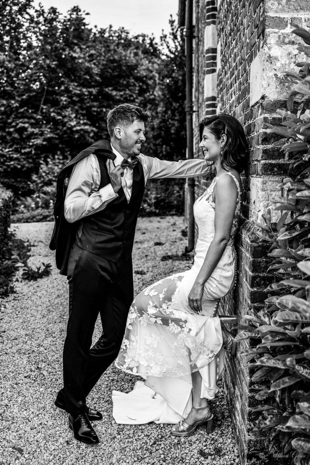 Amandine et Maxime marchant ensemble dans les jardins du Château de Zuthove à Renescure