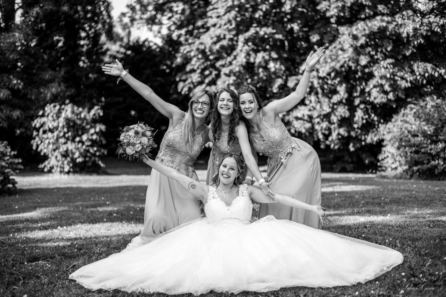 Photographe de mariage à Cambrai – Emy avec ses demoiselles d’honneur au château de la Motte Fénelon en noir et blanc.