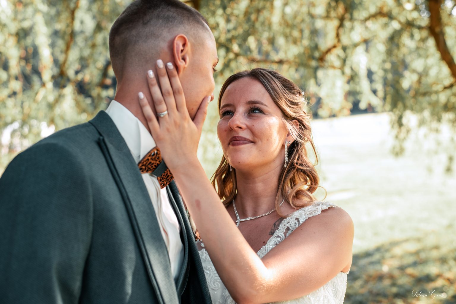 Photographe de mariage à Cambrai – Éclats de rire d’Emy et Alexis au château de la Motte Fénelon.