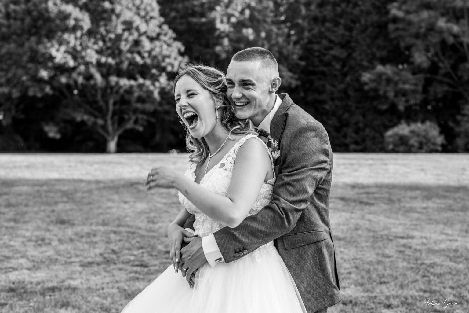 Photographe de mariage à Cambrai – Emy et Alexis s’enlaçant en noir et blanc au château de la Motte Fénelon.