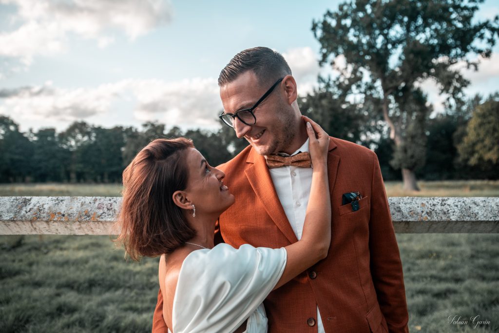Maeva et Ronald se regardant tendrement le jour de leur mariage à Leforest